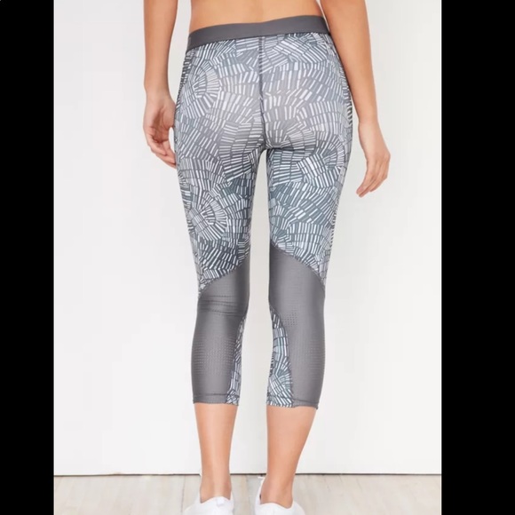 Nike Pro Hypercool Drift Capri Leggings Gray White Mid Rise Athletic Small - Picture 2 of 12